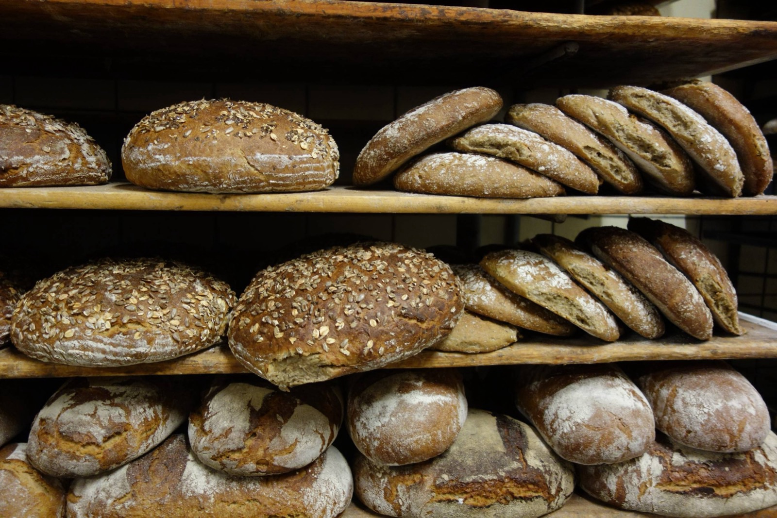 Volles Brotregal der Bäckerei Siebert