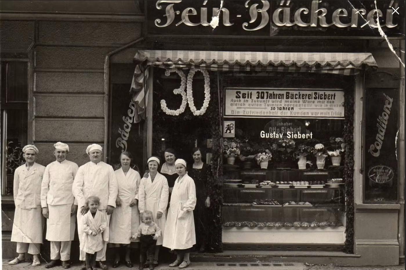 30-Jahr-Jubiläum der Fein-Bäckerei 1936, im Fenster Inhaber Otto Siebert und Gustav Siebert