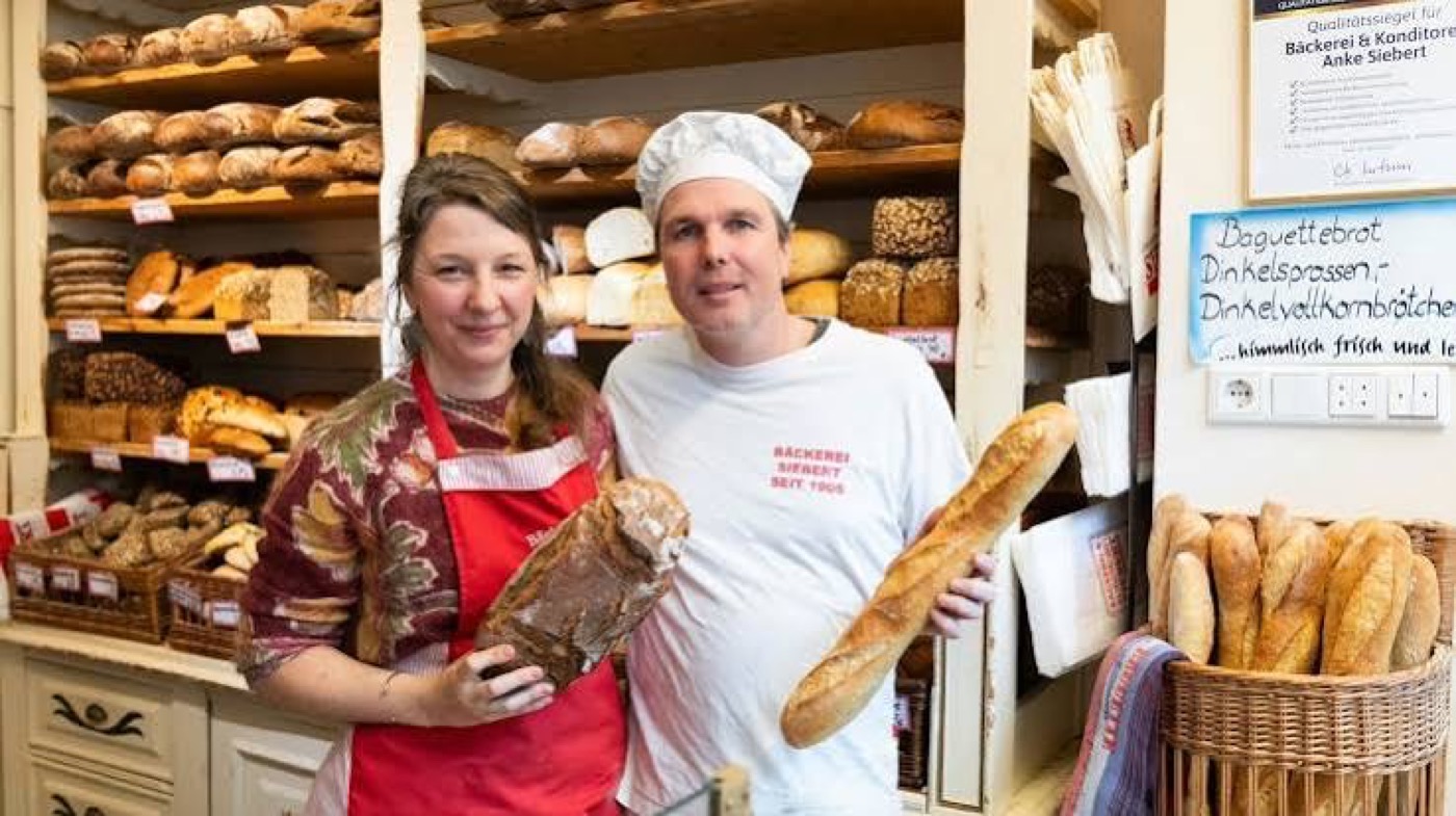 Dr. Anke Siebert mit ihrem Partner in der Bäckerei