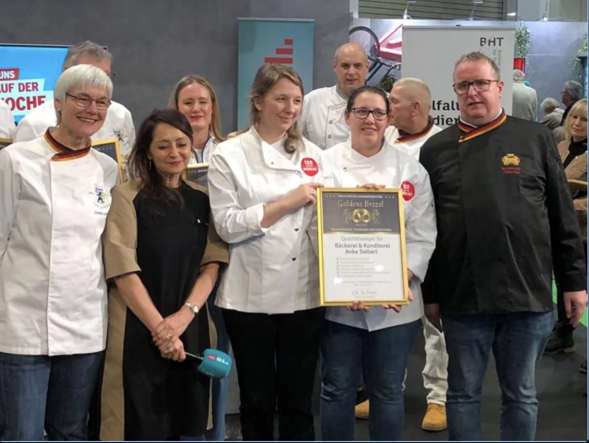 Anke Siebert nimmt die Urkunde zur Goldenen Brezel von der Bäcker-Innung Berlin entgegen