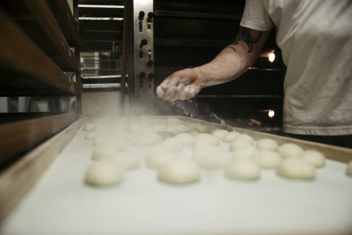 Frische Teiglinge dampfend auf dem Blech am Backofen
