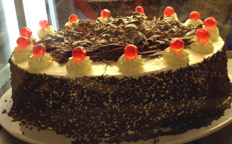 Schwarzwälder Kirschtorte mit Sahne und Schokoraspeln