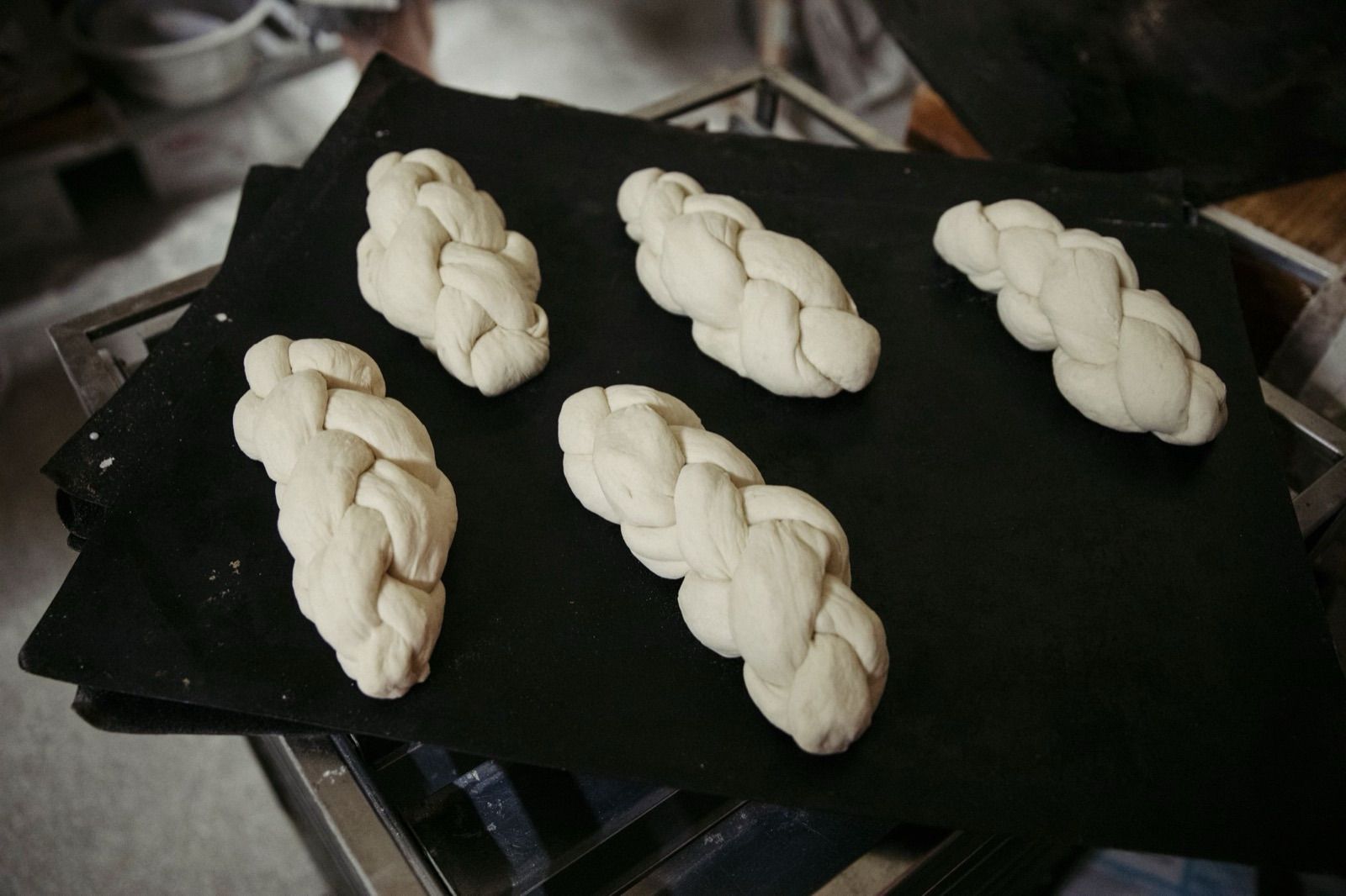 Frisch geflochtene Hefezöpfe auf dem Backblech